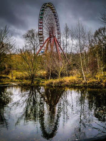 Creepy old ferris wheel, turning in the wind