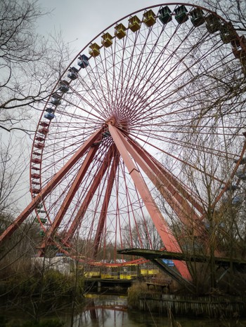 Collapsed bridge in front of the wheel