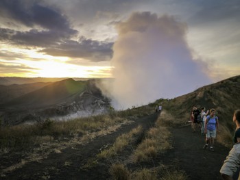 Walking up to the mirador
