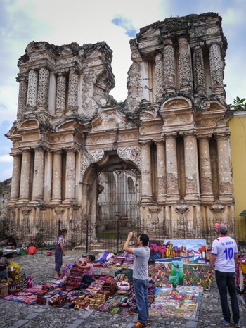 Markets in front of epic ruins