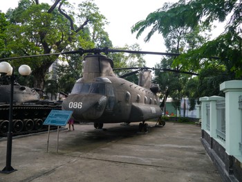 A Chinook helicopter